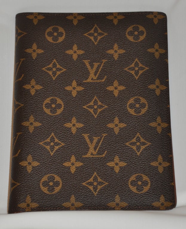 Louis Vuitton address book measures 8