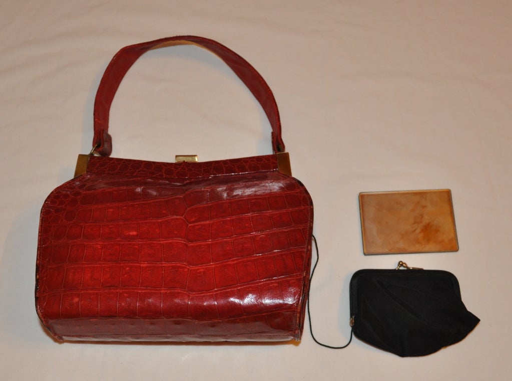 Tiefrote Alligatorhandtasche mit goldener Hardware (Rot) im Angebot