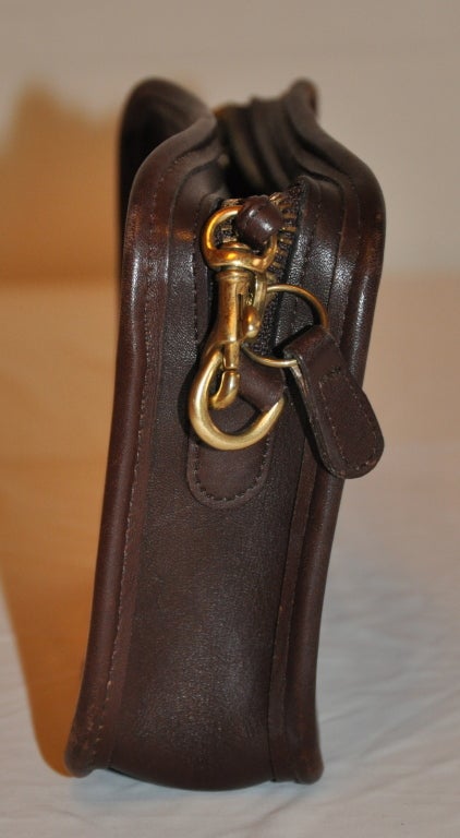 Coach brown leather shoulder bag can be used as a clutch or as a shoulder bag. The straps are removable and measures 24