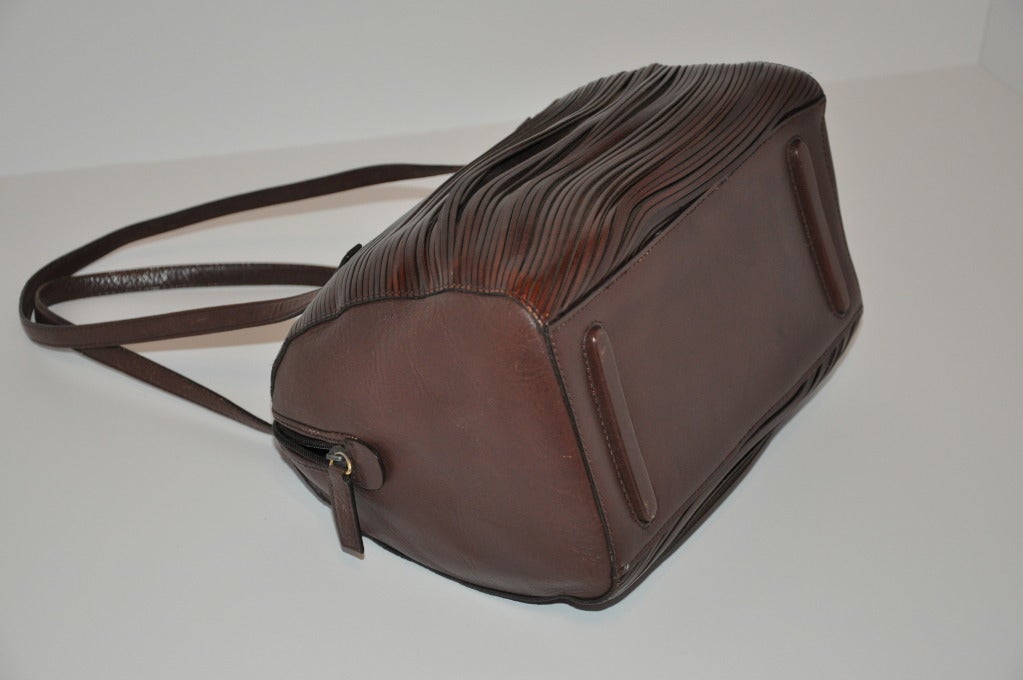 Claude Montana Handtasche aus geschliffenem Kalbsleder mit Ausschnitt (Schwarz) im Angebot