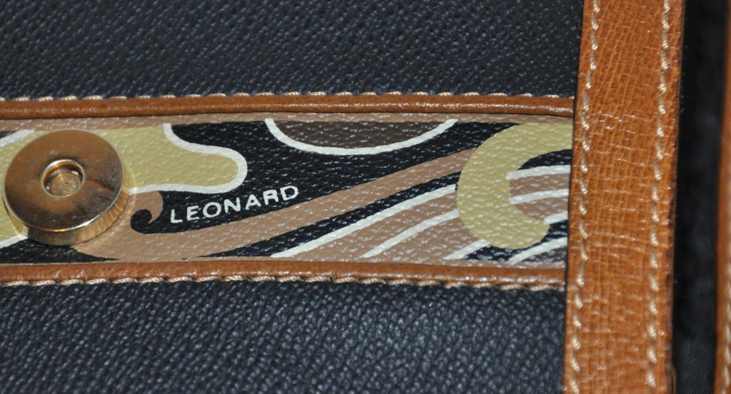 Bolso Leonard con textura y detalles florales en Excelente estado para la venta en New York, NY