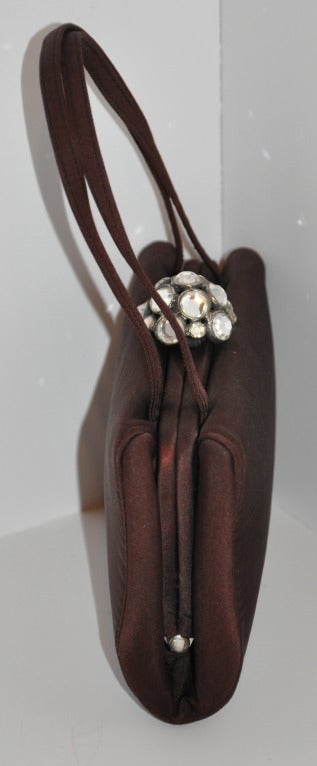Sac à main de soirée miniature en satin de soie marron foncé avec strass accentués Excellent état - En vente à New York, NY