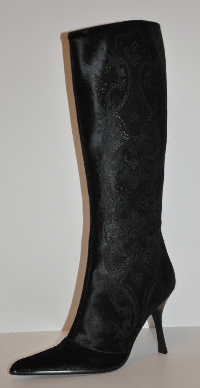 Bottes hautes rares Roberto Cavalli « édition limitée » en peau de poney noire à poignée Stenciled Pour femmes en vente