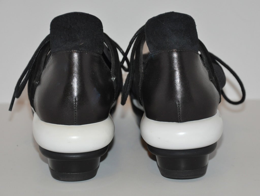 Yohji Yamamoto Schwarze und weiße Schuhe mit Ausschnitt im Zustand „Hervorragend“ im Angebot in New York, NY
