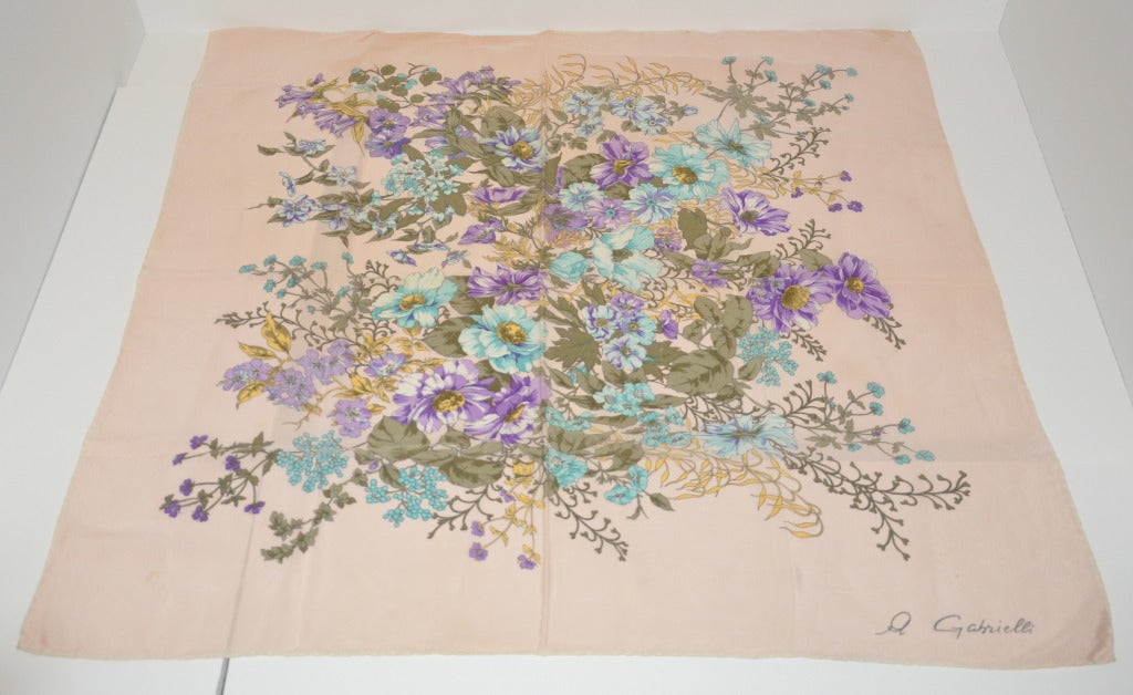 El pañuelo de seda floral mide 33 1/2