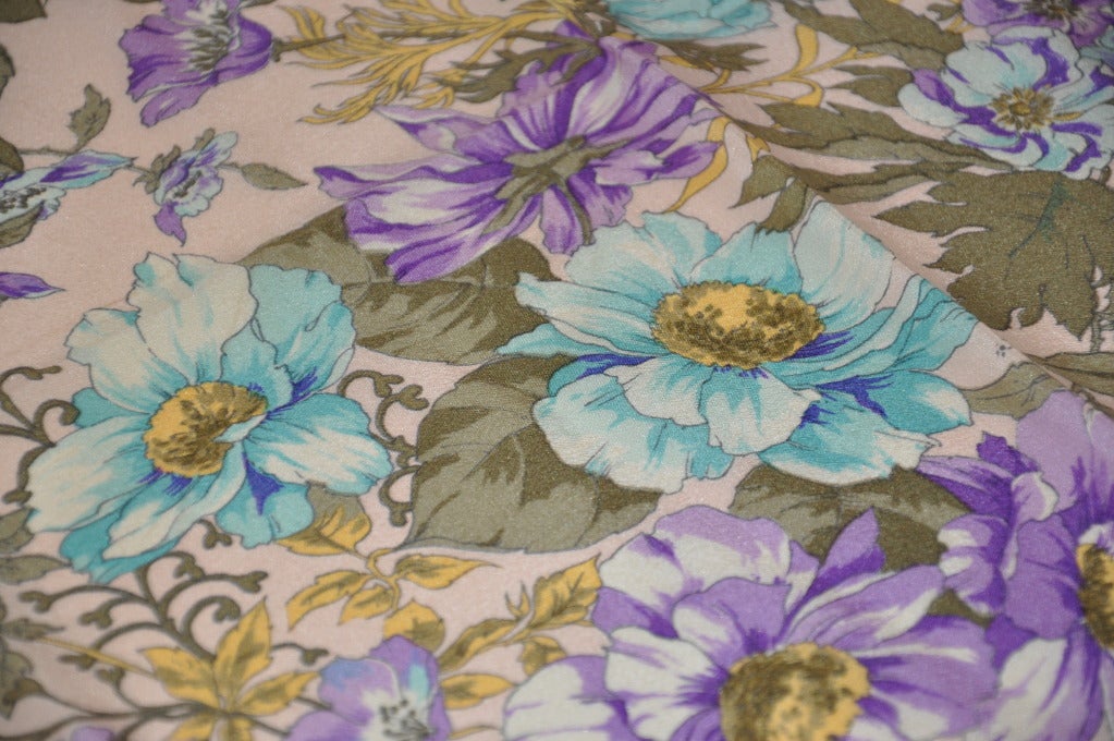 Pañuelo de seda floral Gabrielli en Excelente estado para la venta en New York, NY