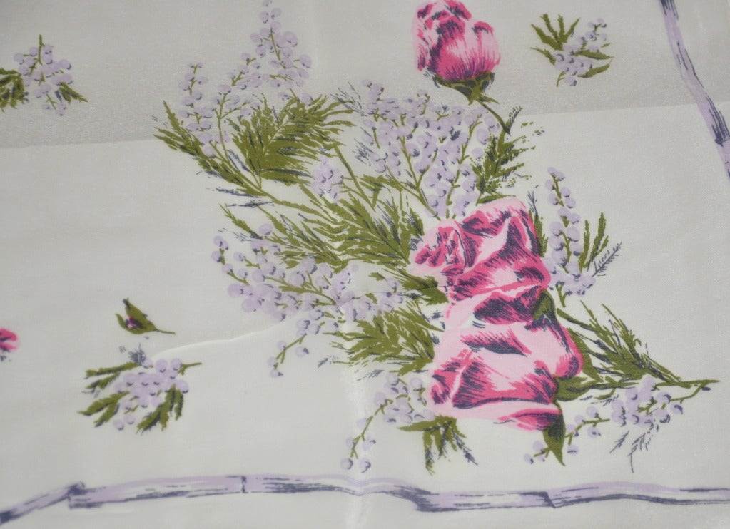 Des roses et des baies avec une bordure de lavande sur un fond de couleur crème constituent un joli foulard. Les dimensions sont de 29 1/2