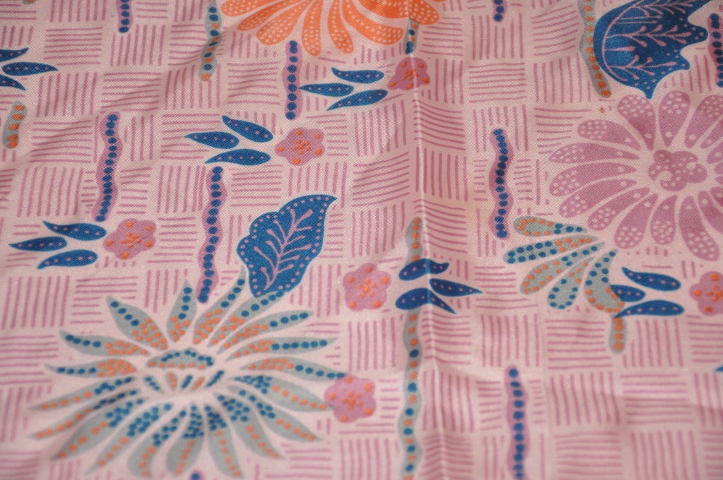 Foulard in seta con stampa floreale multicolore nei colori del rosa, dell'azzurro, dell'arancio, del lavanda, del tortora e del rosa, misura 26 1/2
