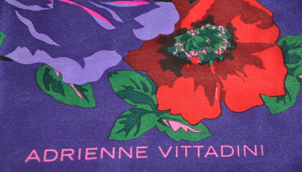 L'écharpe en soie florale multicolore d'Adrienne Vittadini mesure 34