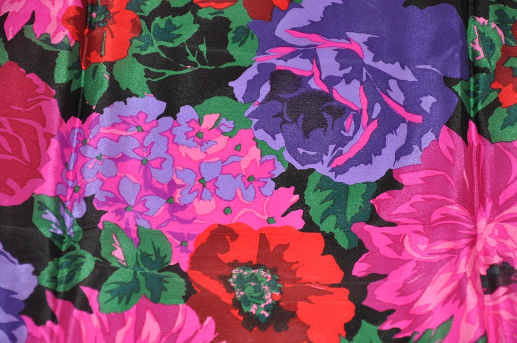 Adrienne Vittadini - Écharpe en soie à fleurs multicolores et audacieuses Excellent état - En vente à New York, NY