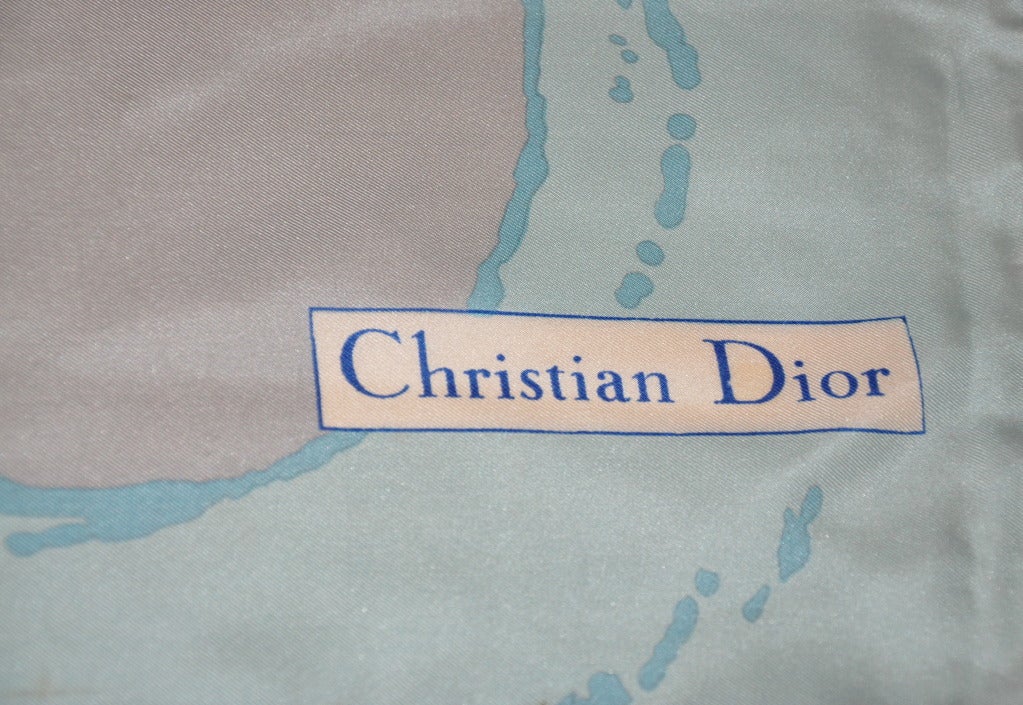 L'écharpe en soie florale bleu marine Christian mesure 30
