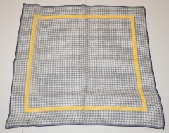 Sciarpa in chiffon di seta bianca e blu con bordi gialli
