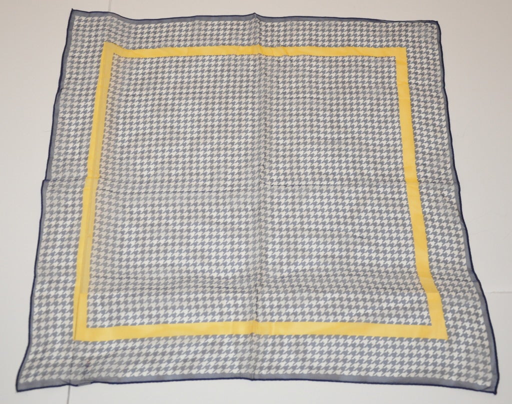 Sciarpa in chiffon di seta bianca e blu con bordi gialli