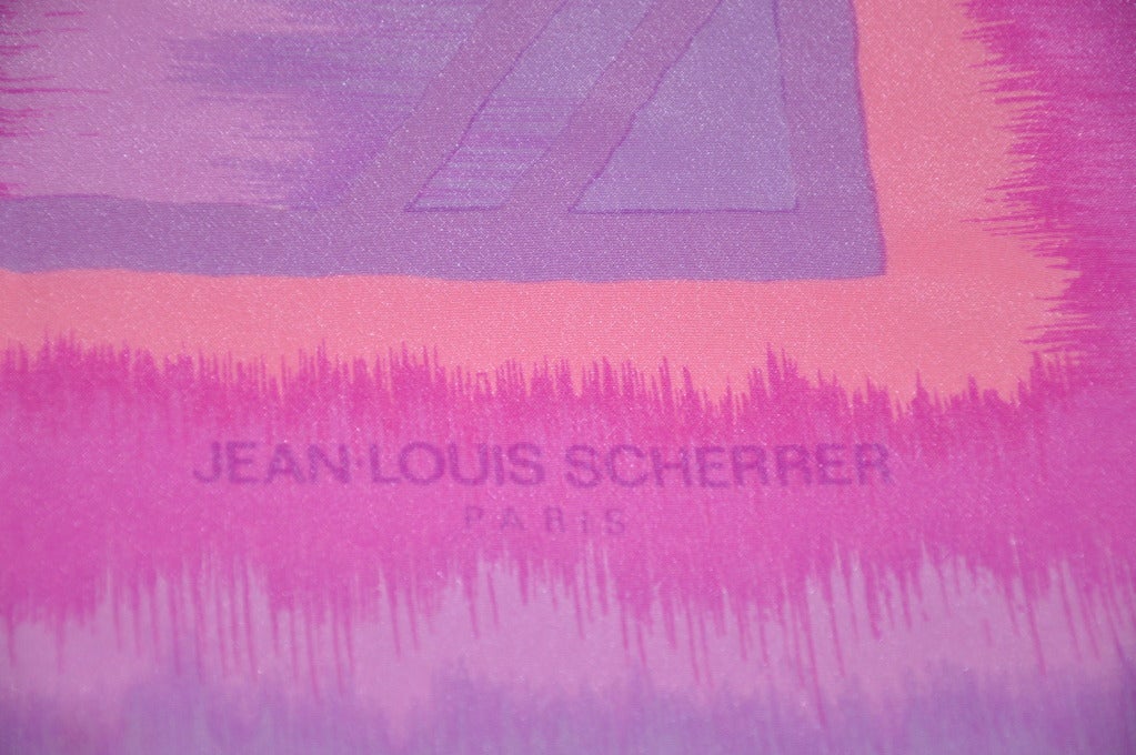 Las chemise de seda de Jean-Louis Scherrer son de maravillosos tonos fucsia y morado. La bufanda mide 34 1/2