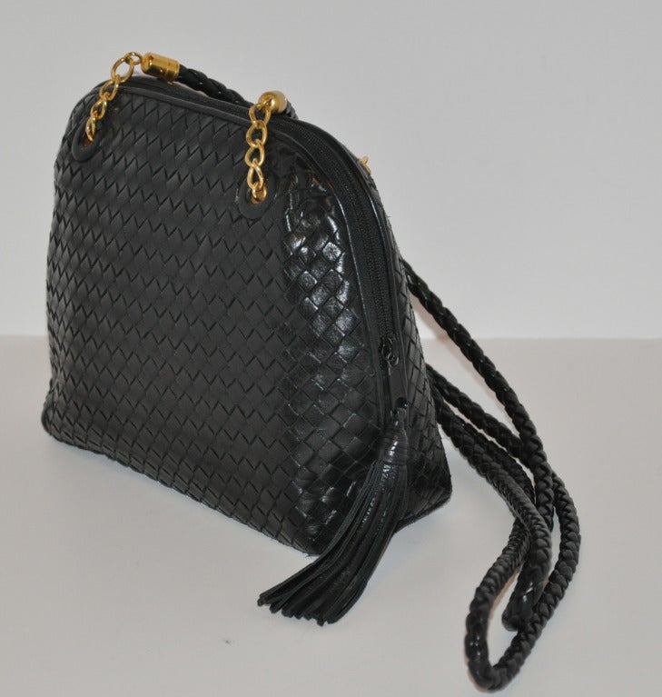 Donna Borsa a tracolla in pelle intrecciata nera con doppia tracolla intrecciata in vendita