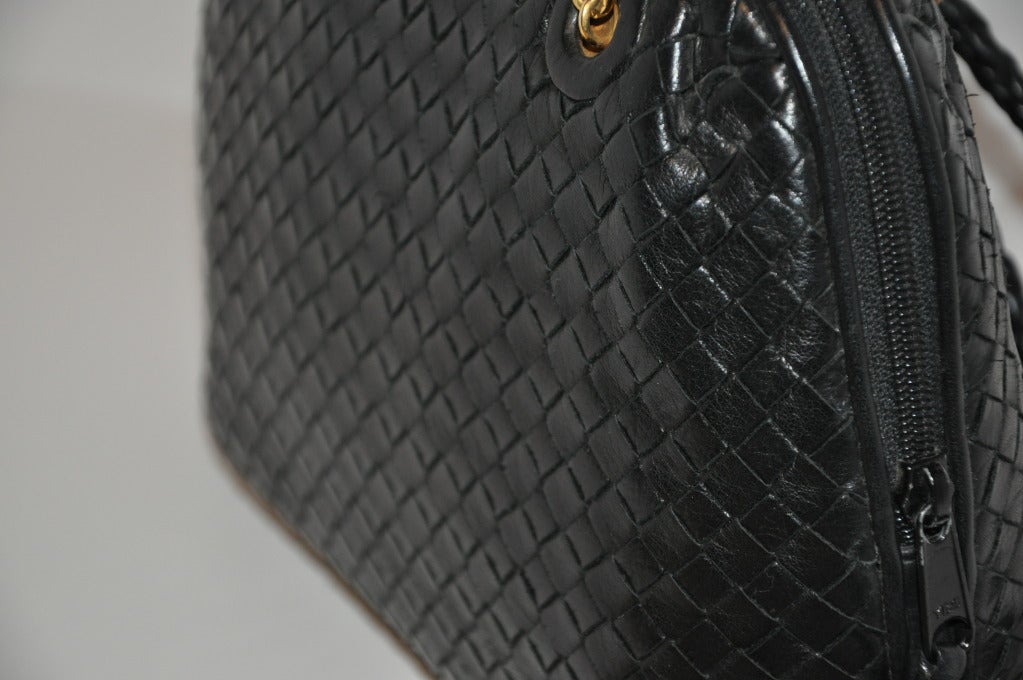 Borsa a tracolla in pelle intrecciata nera con doppia tracolla intrecciata in vendita 1
