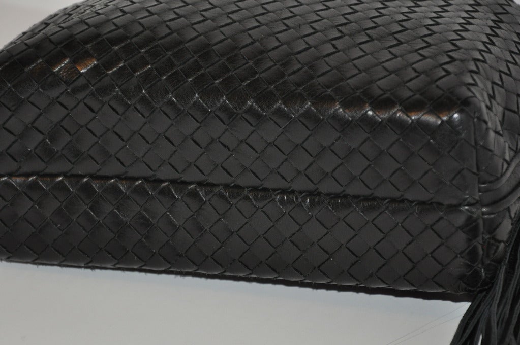 Borsa a tracolla in pelle intrecciata nera con doppia tracolla intrecciata in vendita 2