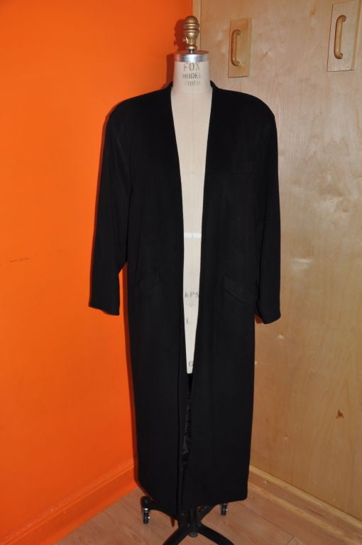 Questo cappotto Dana Cote d'Azur Black è realizzato al 60% in cashmere e al 40% in lana. Il cappotto è piatto e senza bottoni. Le maniche del dominio si assottigliano verso i polsini. Le spalle sono leggermente scese, con cuciture in alto e spalle