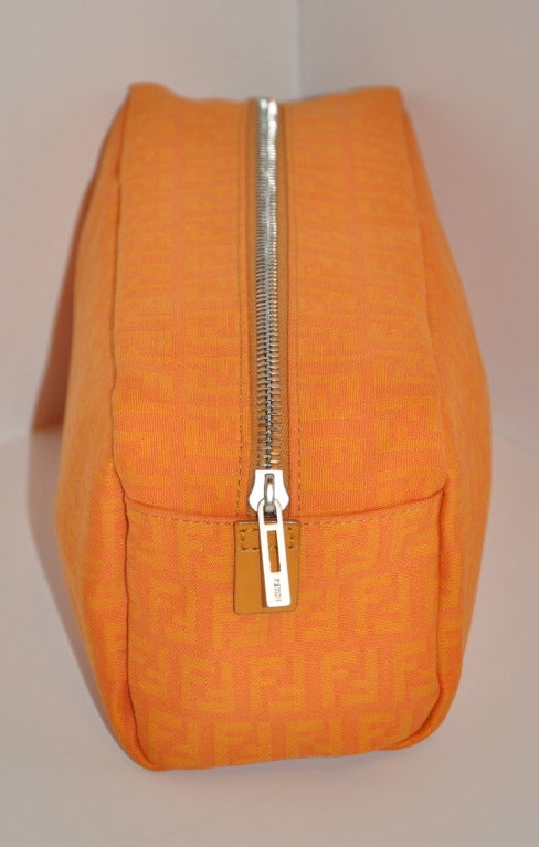 Die Tangerine Clutch von Fendi mit Monogramm ist mit Details aus Kalbsleder und wunderschönen Steppnähten versehen. Clutch misst 10