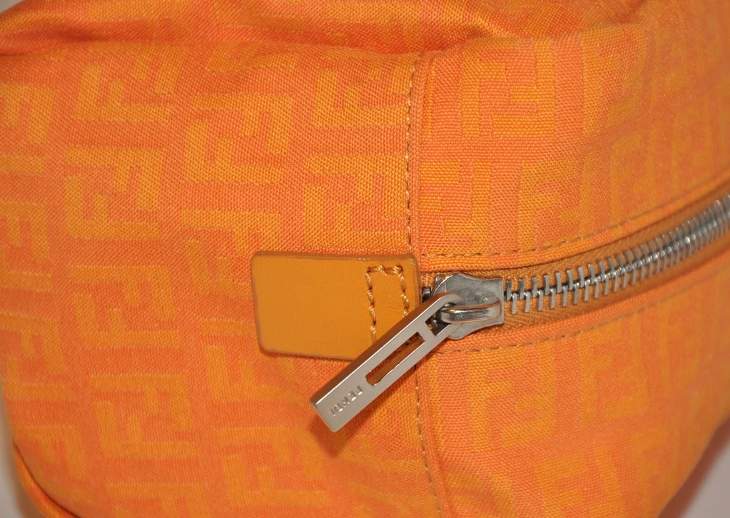 Fendi''s Monogrammierte Clutch aus Tangerine im Zustand „Hervorragend“ im Angebot in New York, NY