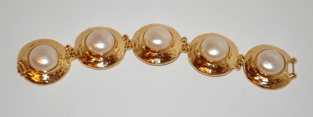 Yves Saint Laurent Vergoldetes Gold-Armband mit Perlen (Braun) im Angebot
