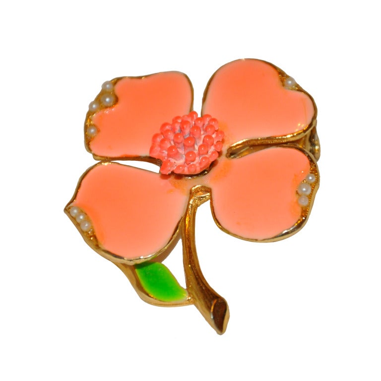 Grande broche en or doré, émail et perles en vente
