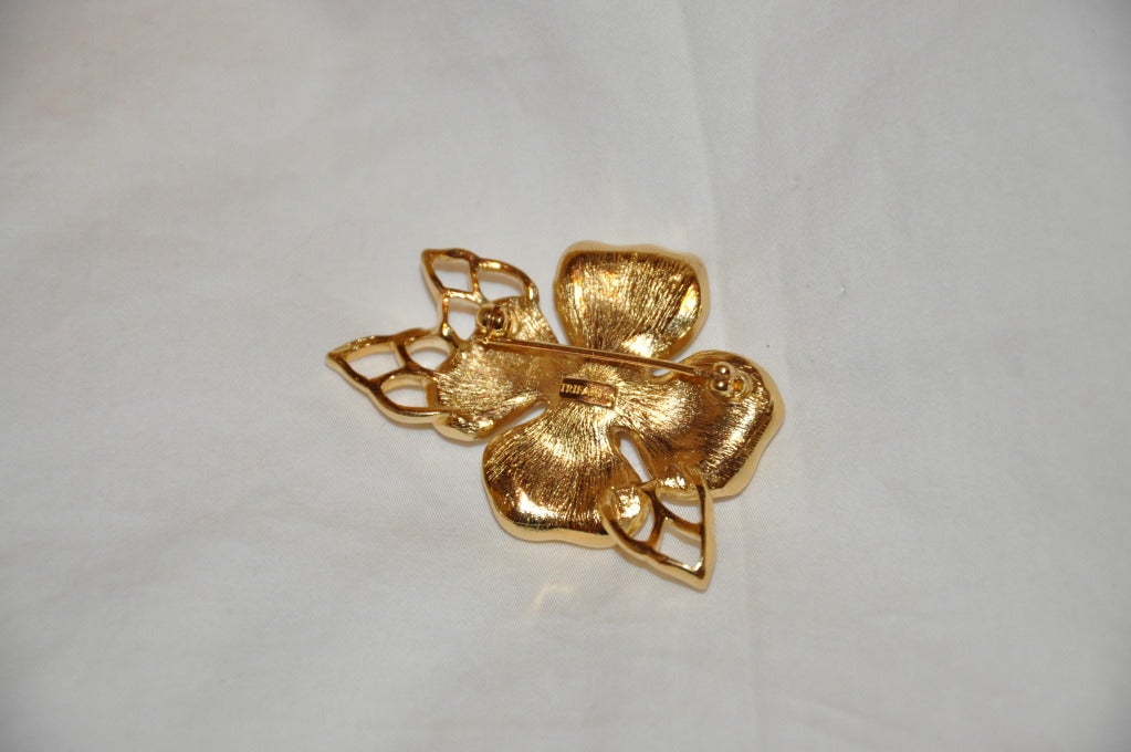 Trifari Broche à fleurs en or et émail