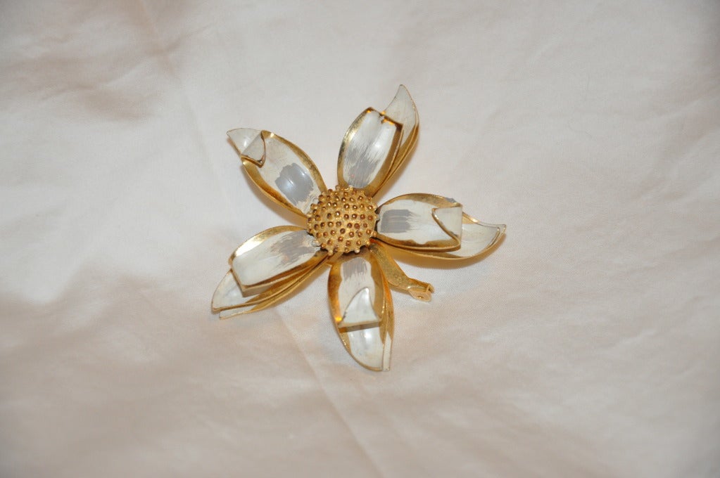 Questa meravigliosa spilla floreale ha tre livelli di foglie che si possono muovere. Puoi regolare le foglie in modo che ne appaiano solo cinque oppure spostarle in modo che appaiano tutte insieme. Ferramenta dorata con riflessi di tonalità grigie e