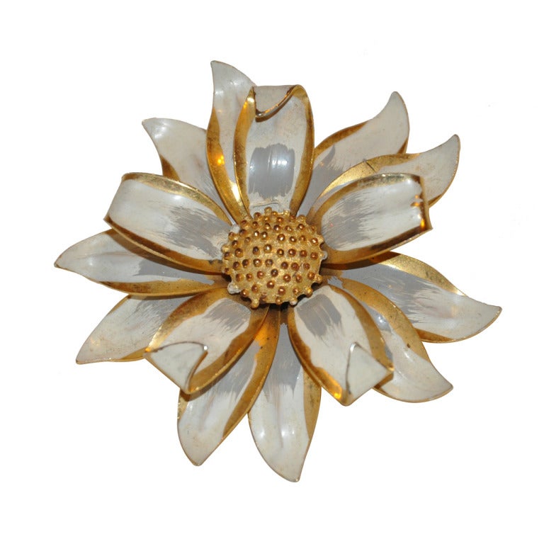Broche à fleurs tridimensionnelle
