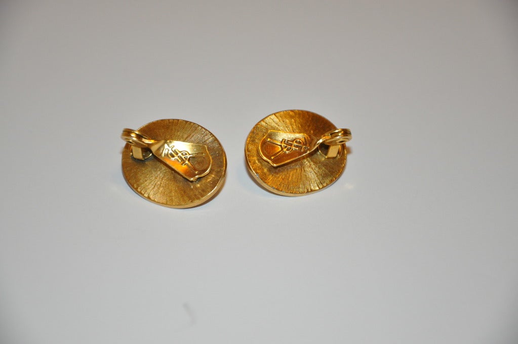 Yves Saint Laurent vergoldetes Gold mit vergoldeten Kette Detaillierung Perle Clip-on Ohrringe Maßnahmen 1