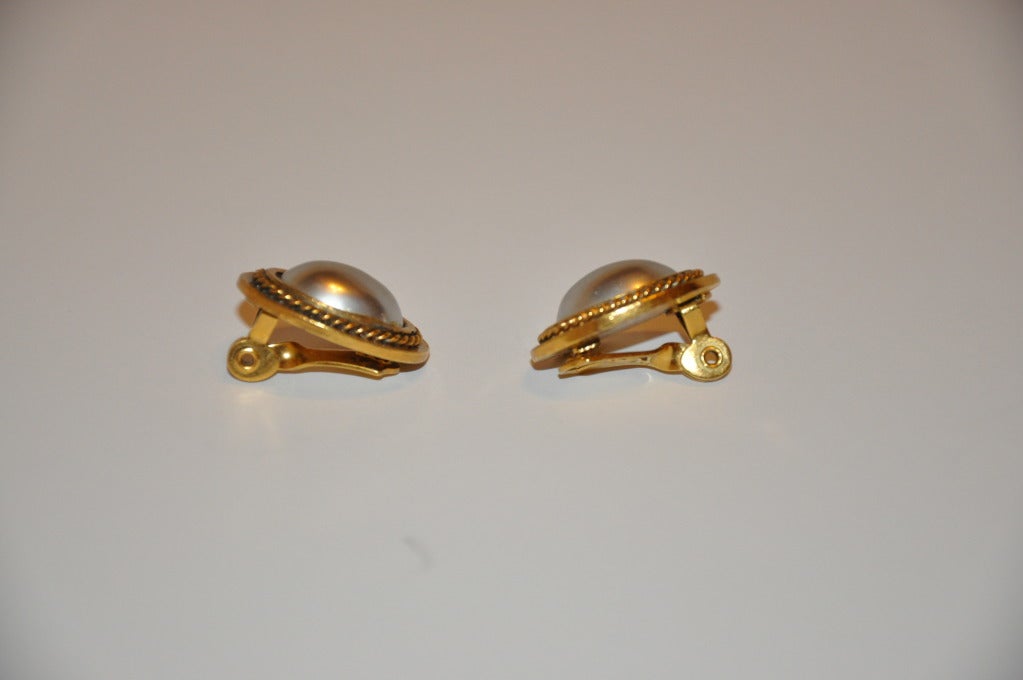 Yves Saint Laurent Clip-On-Ohrringe aus vergoldetem Gold und Perlen (Braun) im Angebot