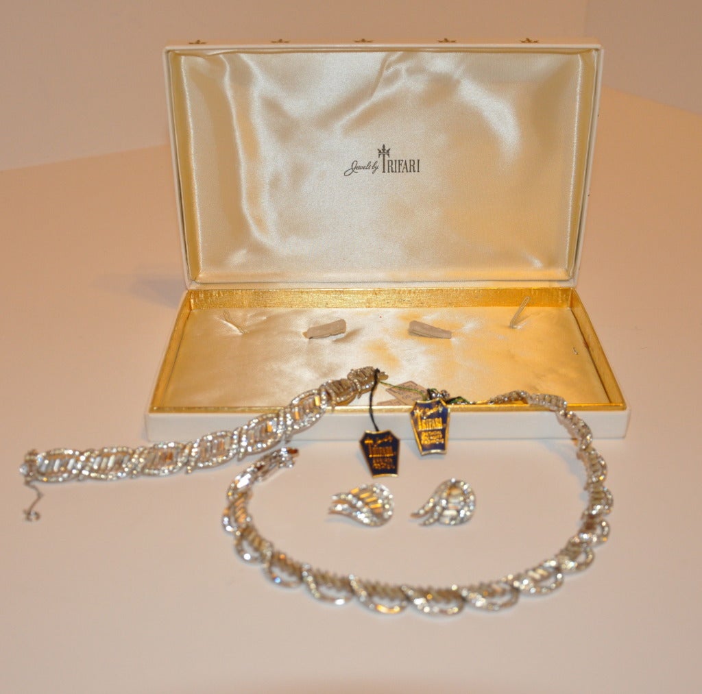 Trifari komplett mit Box Halskette, Armband und Ohrringen (Braun) im Angebot