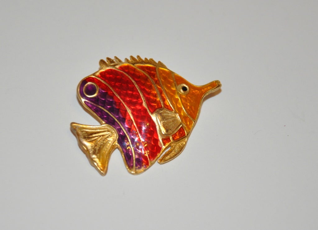 Mehrfarbige Fischbrosche aus Emaille von Covani im Zustand „Hervorragend“ im Angebot in New York, NY