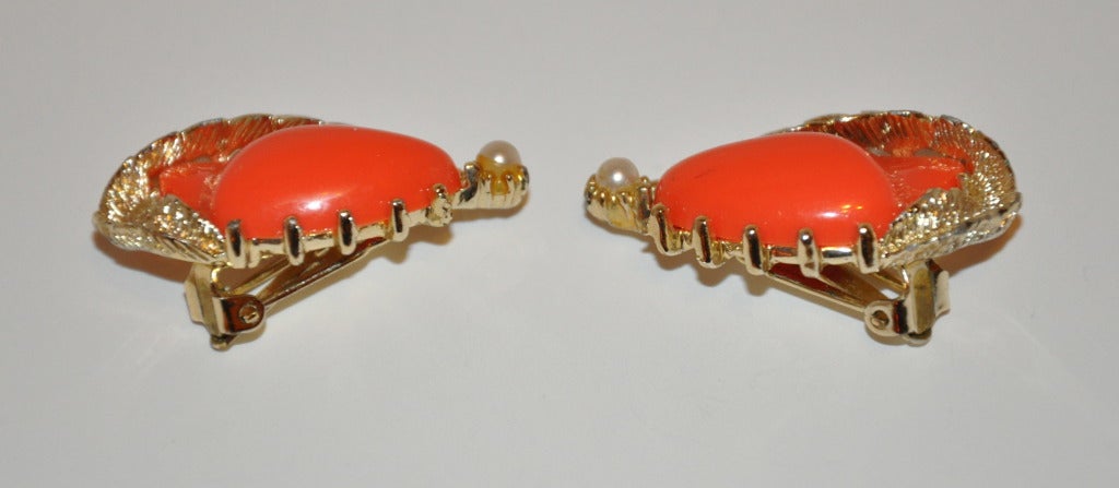 Ohrclips aus Gold mit Koralle und Perle im Zustand „Hervorragend“ im Angebot in New York, NY