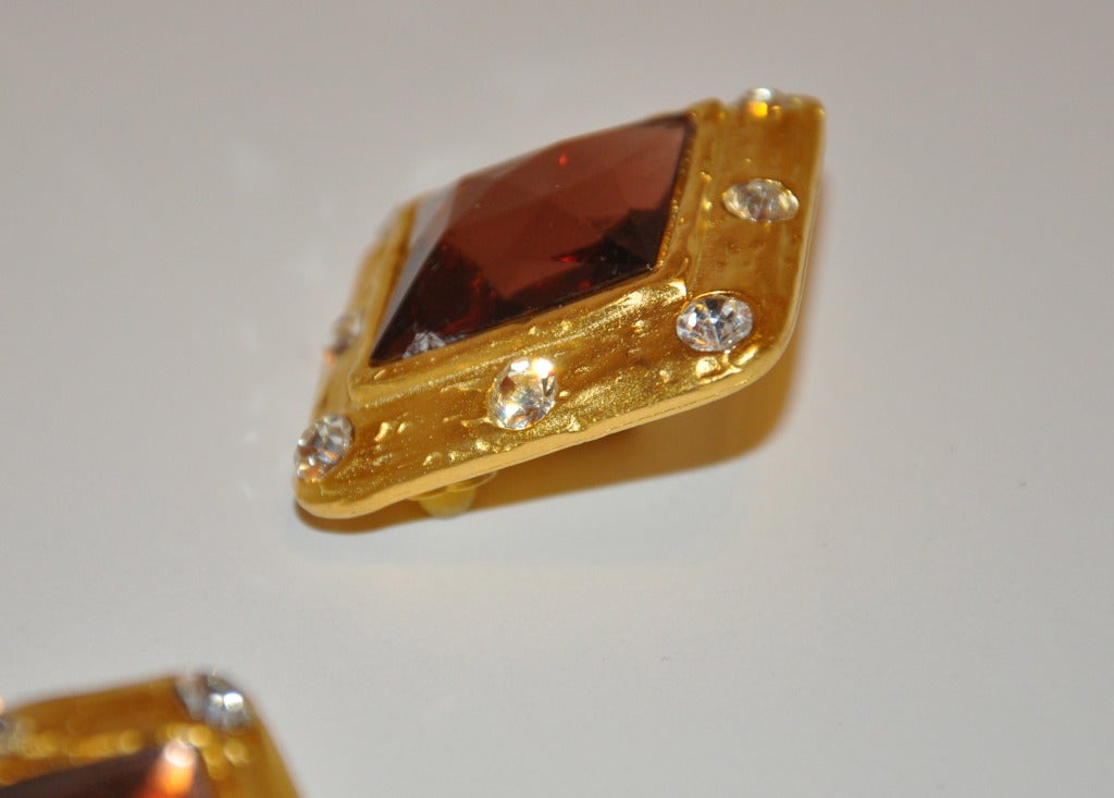 Grandes boucles d'oreilles en or doré et strass en verre Excellent état - En vente à New York, NY