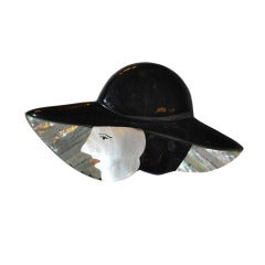 Broche géante ""Dame au chapeau"" en Lucite et Nacre
