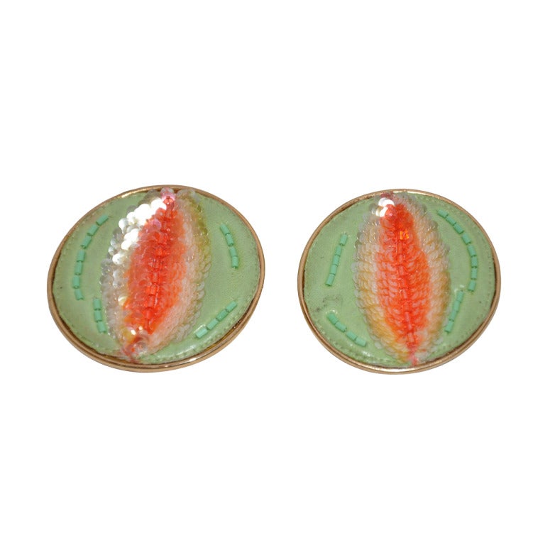House of Lesage Boucles d'oreilles rares brodées et ornées de détails multicolores et de couleurs en vente