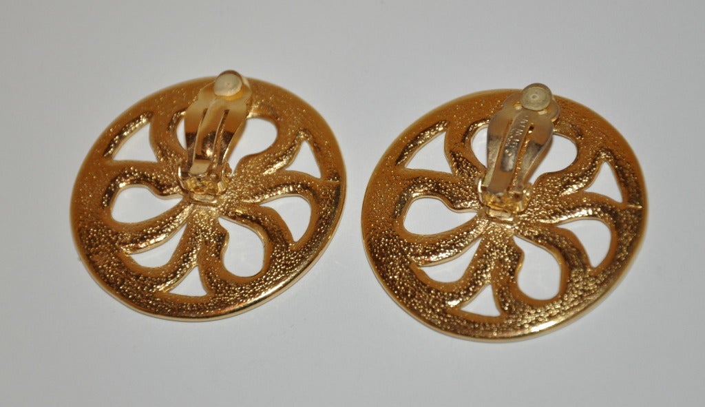 Marron Givenchy Boucles d'oreilles rondes «ow » en or doré en vente