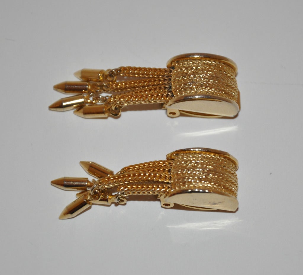Estos pendientes de clip con fornitura de oro dorado tienen detalles de eslabones de cadena y puntas de flecha, acabados en oro dorado. 
   Los pendientes miden 2