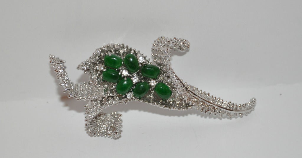 Questa meravigliosa spilla di grandi dimensioni in argento dorato è impreziosita da gemme di giada finta.
   Le misure sono 2 3/4