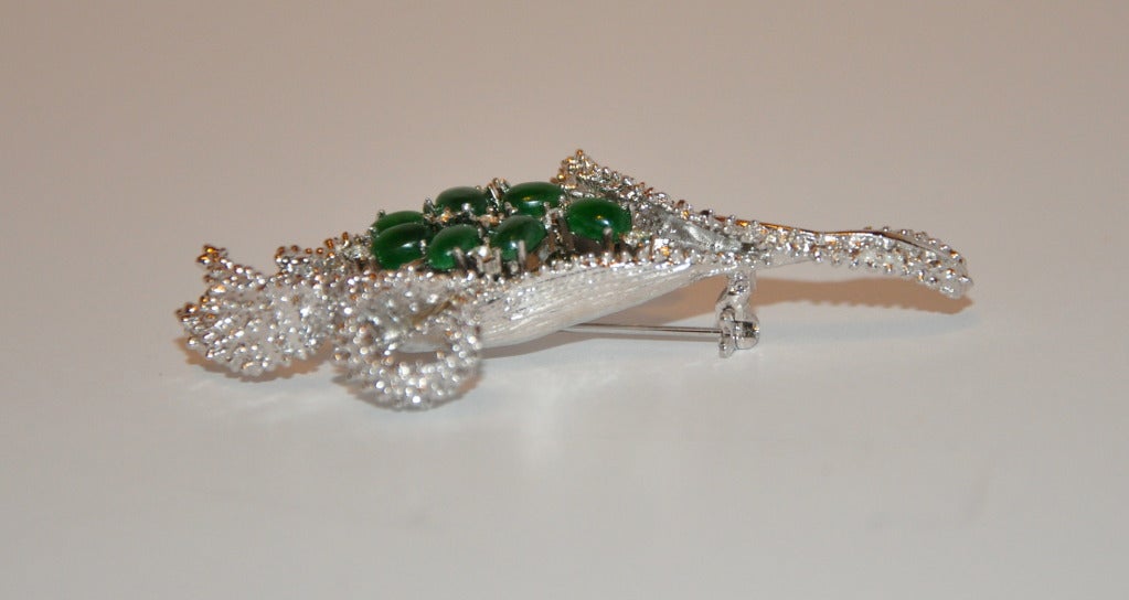 Spilla floreale grande con accenti di giadeite In condizioni ottime in vendita a New York, NY
