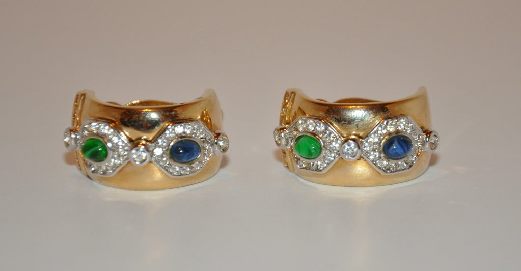 Die vergoldeten Ohrringe mit Clip-on-Beschlägen sind mit unechten Cabochons und Diamanten akzentuiert. Ohrringe misst 1 1/8