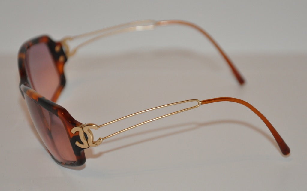 Les lunettes de soleil Chanel en écaille de tortue avec logo doré mesurent 1 9/16