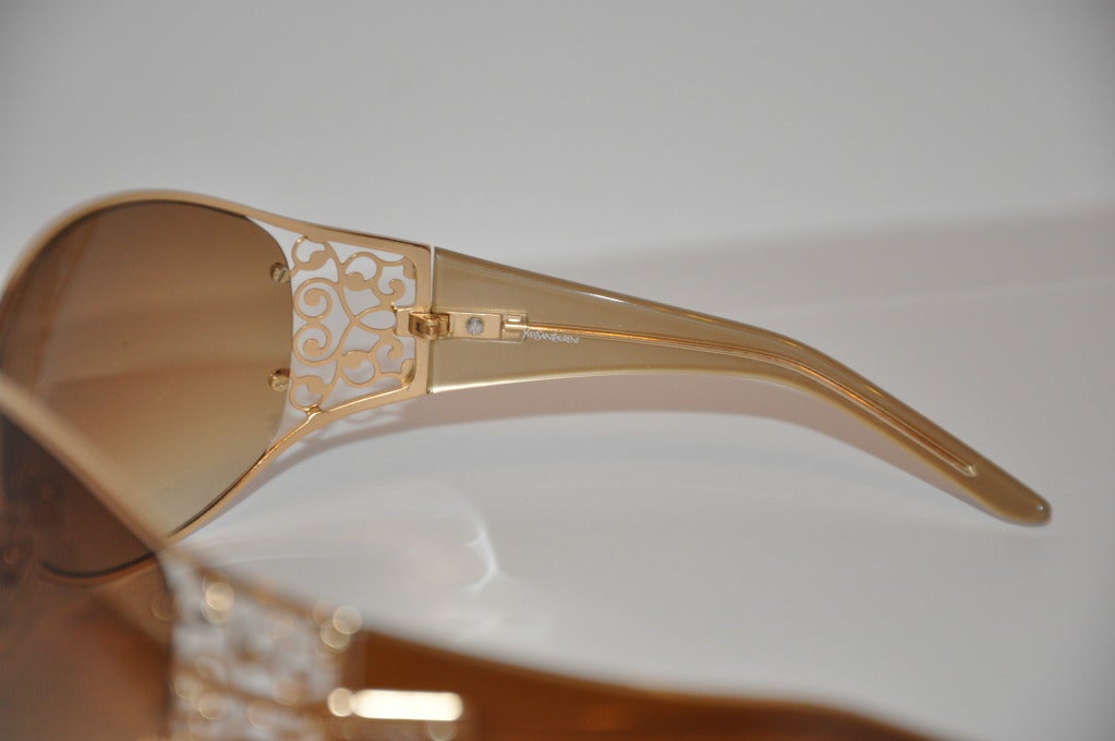 Marron Yves Saint Laurent - Lunettes de soleil dorées avec monture enveloppante dorée et lunettes d'eau-forte dorées en vente