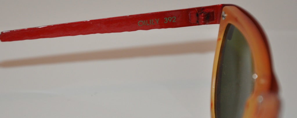 Rote und grüne, strukturierte Lucite-Sonnenbrille mit Schildpatt-Beschlägen, strukturiert im Zustand „Hervorragend“ im Angebot in New York, NY