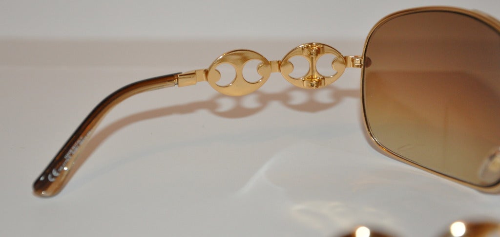 Gucci Signature Logo Gilded Gold Bold Sunglasses In Excellent Condition For Sale In New York, NY