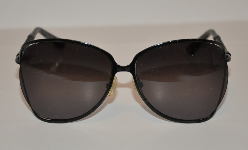 Les lunettes de soleil noires 