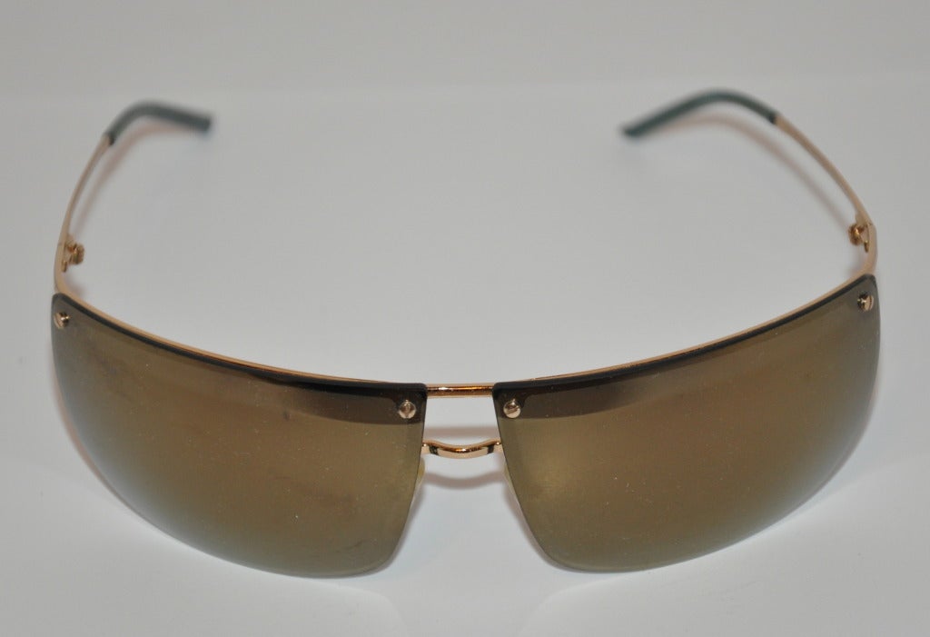 Die verspiegelte Sonnenbrille von Gucci wird mit goldener Hardware und Nagelknöpfen kombiniert. Die Spitzen sind mit schwarzem Kunststoff überzogen. Die Seiten messen 5