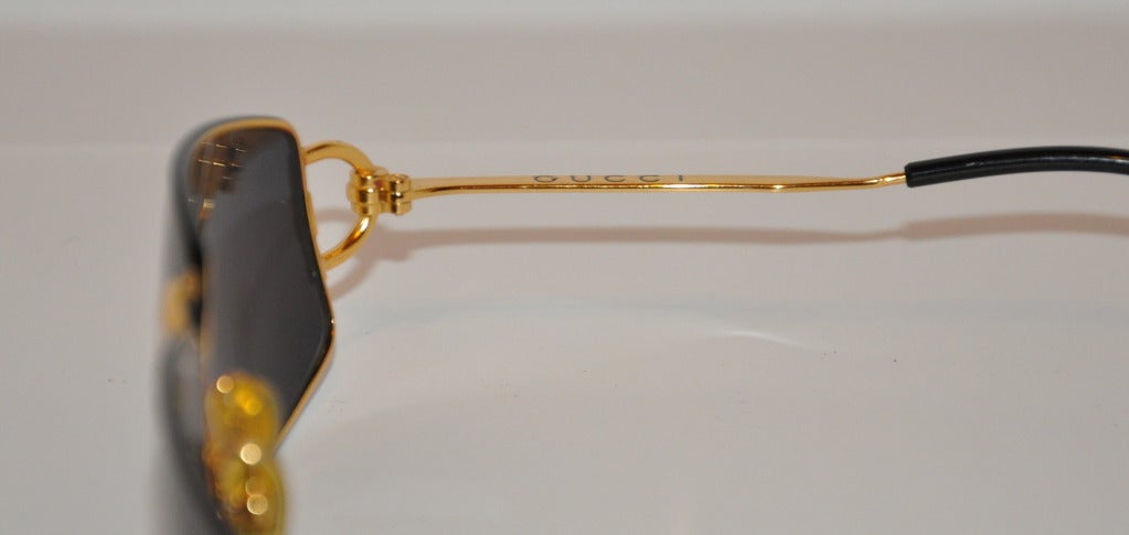 Les lunettes de soleil Gucci aux accents dorés mesurent 1 5/8