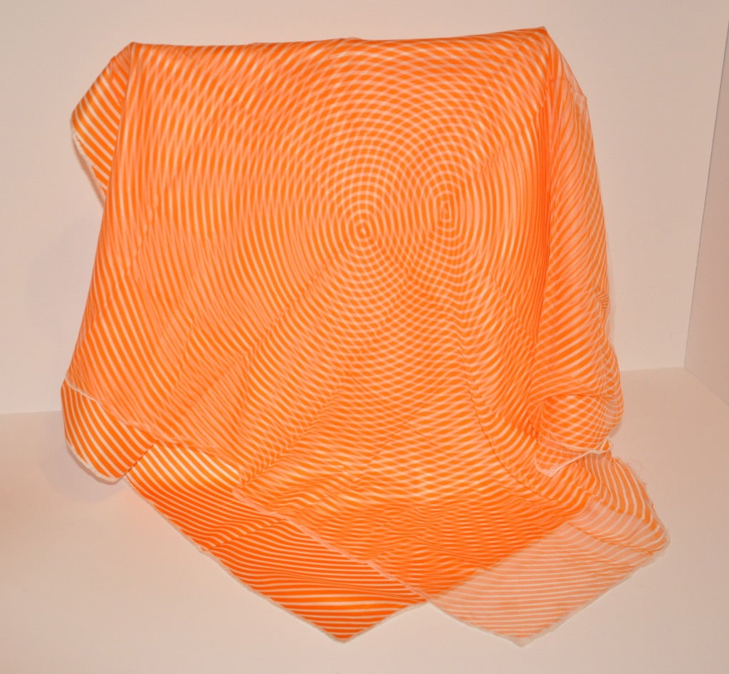 Ce merveilleux ensemble de deux écharpes en soie de couleur mandarine et blanche est orné de cercles circulaires. Un foulard est en 100% soie avec des bords roulés à la main. L'écharpe assortie est en mousseline de soie à 100 %, avec des motifs de